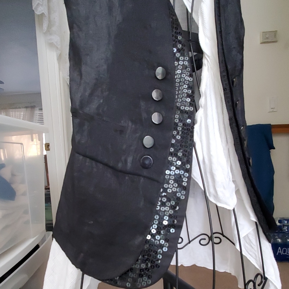 Beautiful Black Vest - Picture 2 of 8